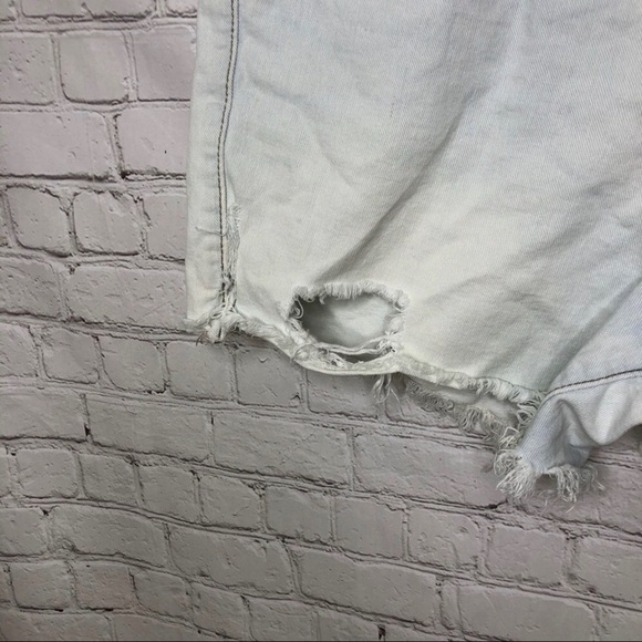 Free People Women’s Distressed Cut Off Jean Shorts Size 28 Light Wash Destructed - Picture 5 of 9